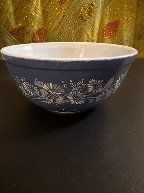 Vintage Colonial Mist Pyrex 9” Mixing Bowl * outside scratches on blue